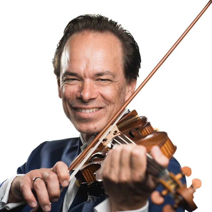 Violinist Benjamin Schmid smiles as he holds his instrument. | © Wolfgang Lienbacher