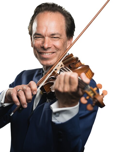 Violinist Benjamin Schmid lächelt, während er sein Instrument hält. | © Wolfgang Lienbacher