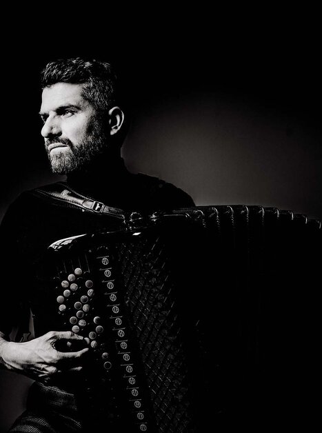 Christian Bakanic suona la fisarmonica in una luce drammatica. | © Andre Grilc