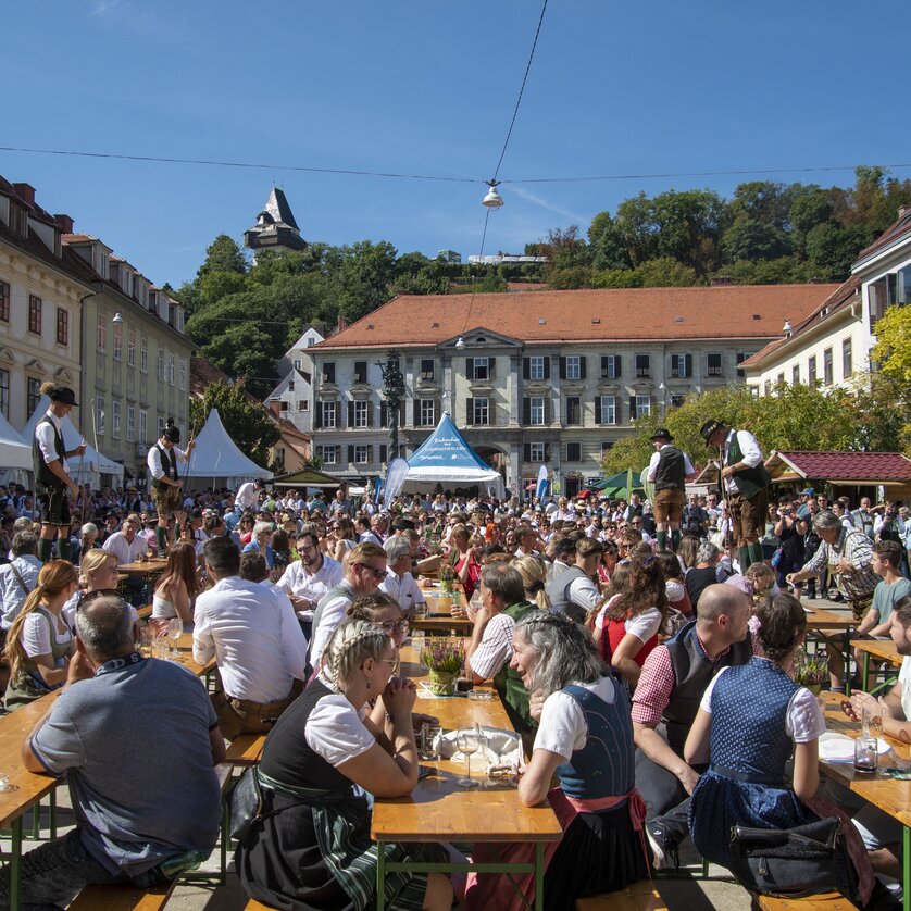 Folla festosa a Graz, con stand e musica. | © Thermen- und Vulkanland