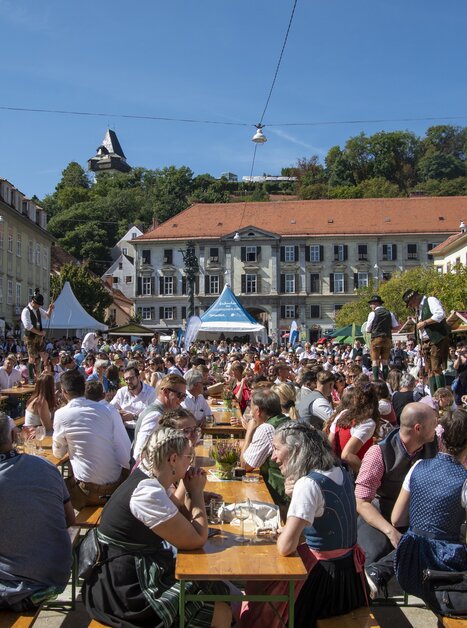 Folla festosa a Graz, con stand e musica. | © Thermen- und Vulkanland