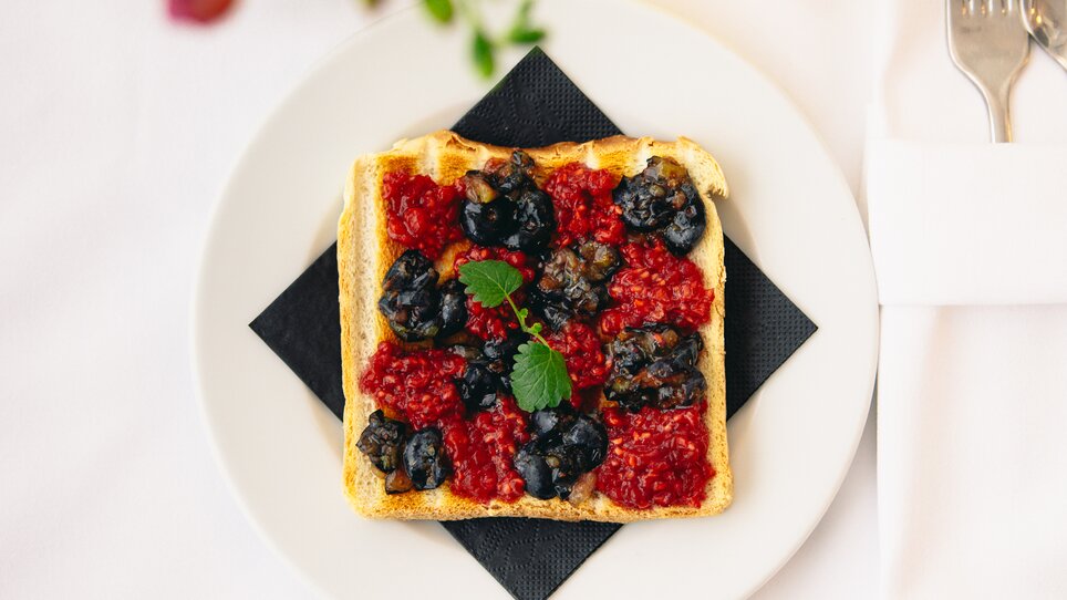 A slice of toast with fresh fruit | © Augartenhotel x einsnullneun
