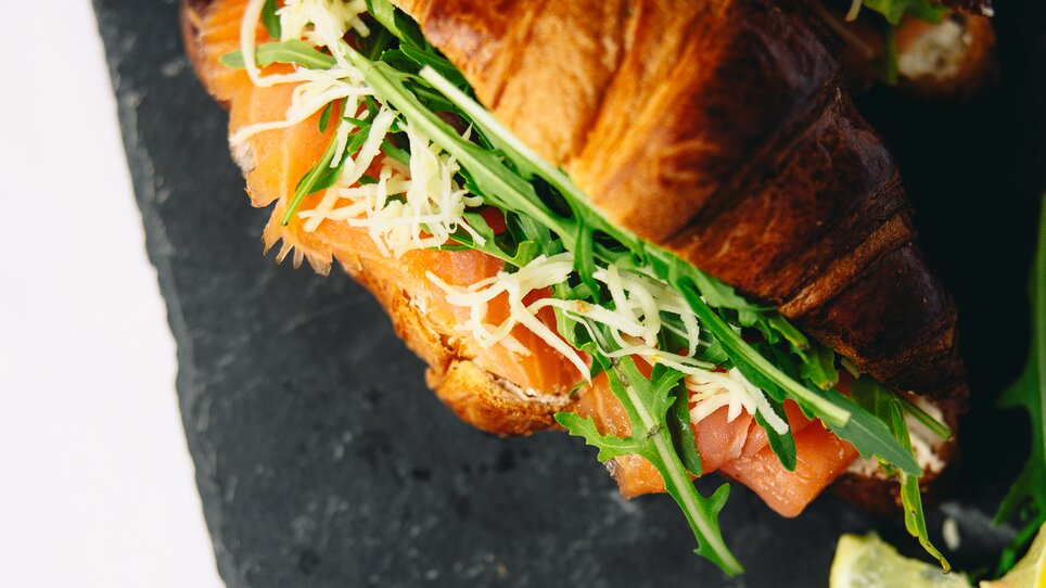 Two croissants filled with salmon, cheese and rucola | © Augartenhotel x einsnullneun