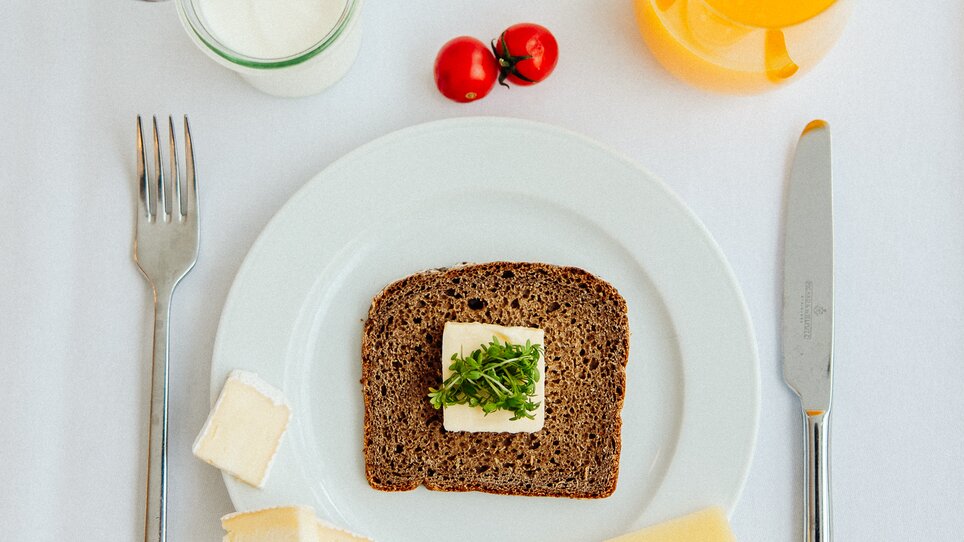 A light breakfast with bread, cheese and yoghurt | © Augartenhotel x einsnullneun