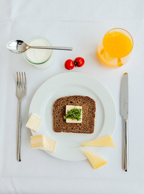 Una colazione leggera con pane, formaggio e yogurt | © Augartenhotel x einsnullneun