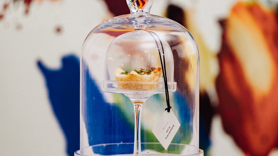 Breakfast muffin under a glass dome | © Augartenhotel x einsnullneun
