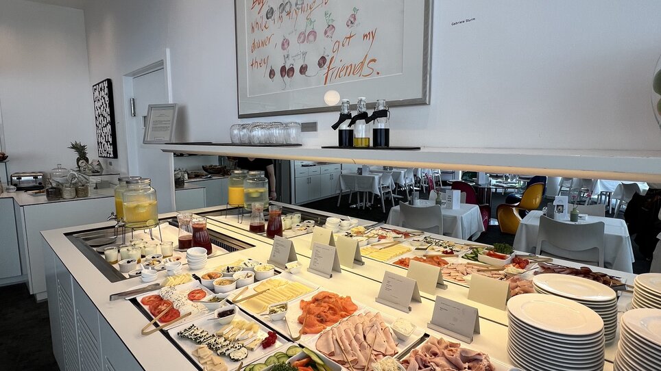 Ein umfangreiches Brunch-Buffet im Augarten Art Hotel Graz mit mehreren Sorten Wurst, Käse und Aufstrich | © Alex Eibinger