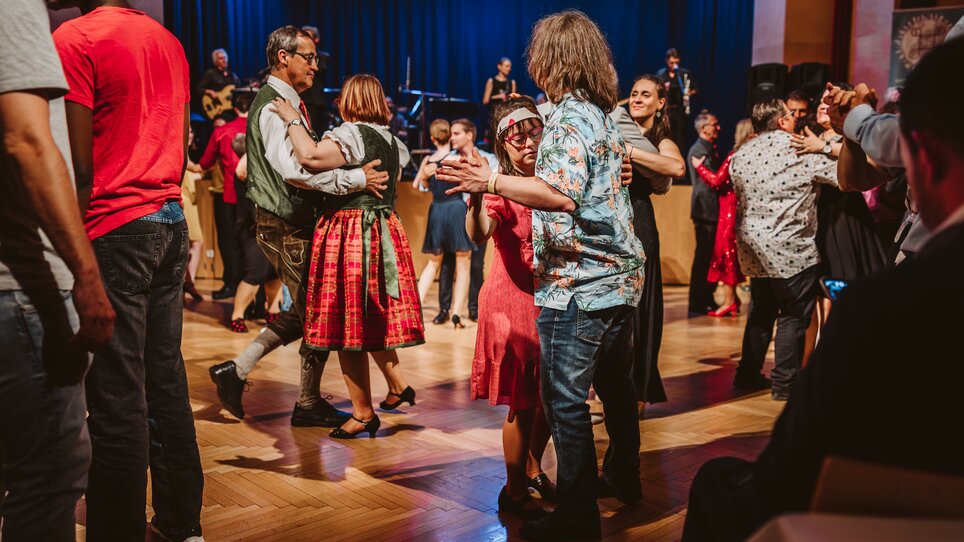Menschen tanzen fröhlich beim Ball der Vielfalt in Graz. | © Mario Sudy