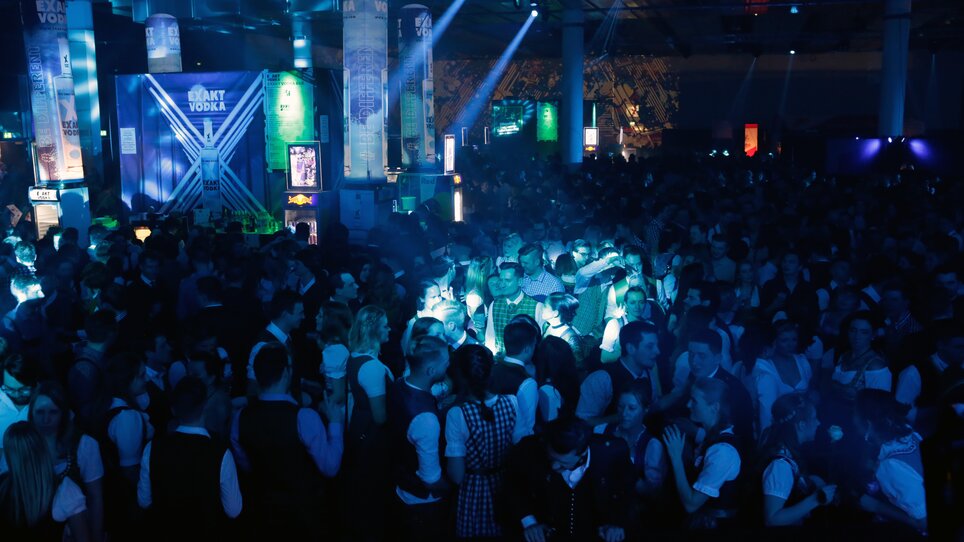 Atmosfera vivace al Ballo dell'Unione degli agricoltori con persone in abiti festivi. | © Arthur