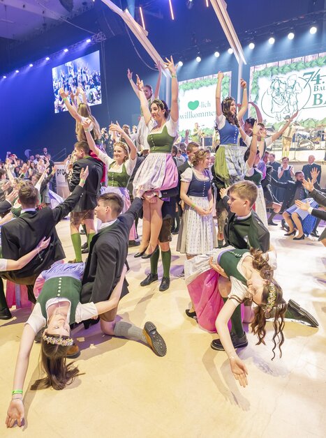 Tanzende Gruppen beim Steirischen Bauernbundball in Graz. | © Foto Fischer