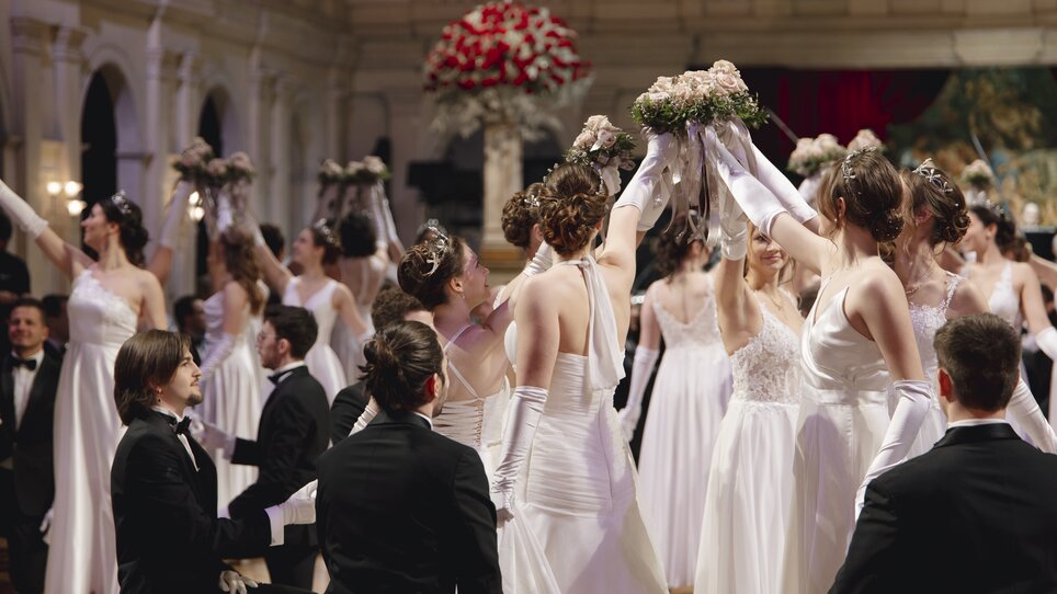 Gruppi di ballerini in abiti bianchi all'opera ball. | © Kanizaj Photography