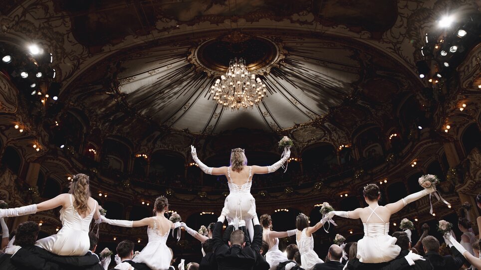 Coppie danzanti in eleganti abiti da ballo all'operan. | © Kanizaj Photography