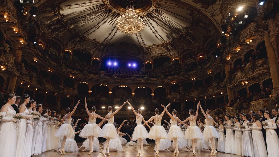 Spettacolo di balletto in una sala sontuosa con ballerine. | © Kanizaj Photography