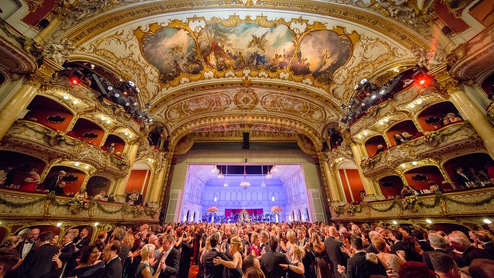 Evento di danza elegante nel magnifico teatro d'opera di Graz. | © Philipp Schulz - philographics