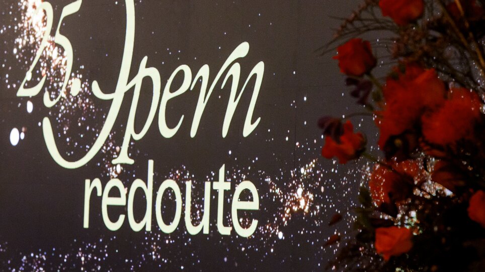 Un'immagine decorativa con il testo per la 25a Opernredoute a Graz e fiori rossi. | © Kanizaj Photography