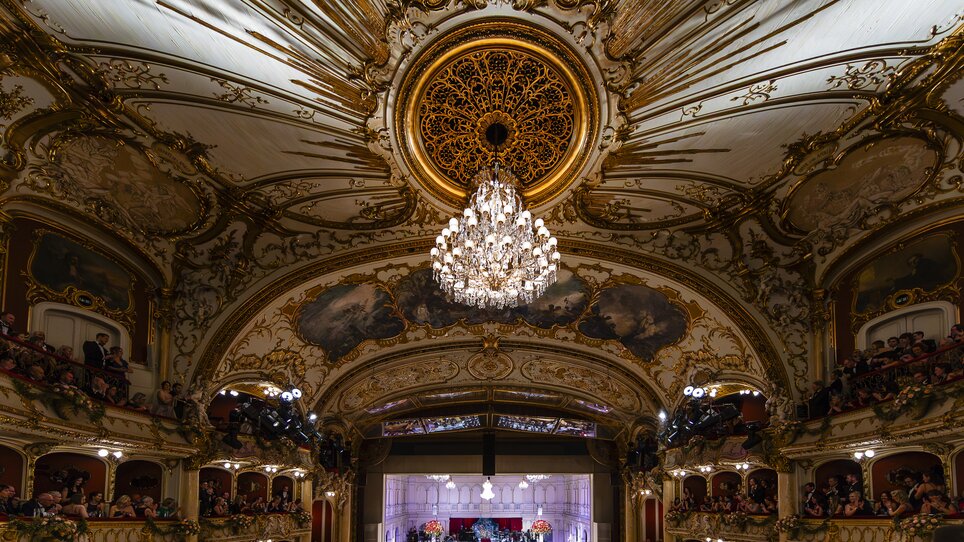 Imponente opernredoute a Graz con sala decorata festosamente. | © Kanizaj Photography
