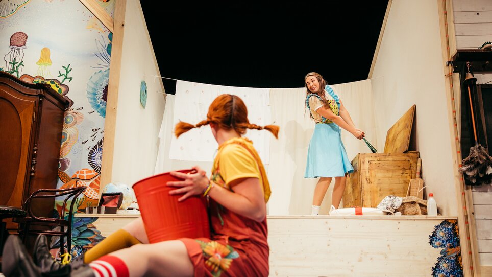 Zwei Schauspielerinnen in bunten Kostümen auf der Bühne. | © Stella