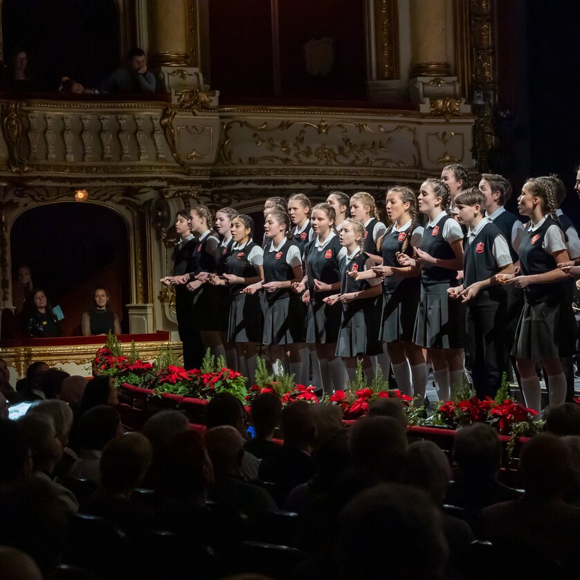 Advent in der Oper mit der Singschul | © Oper-Graz-Oliver Wolf Bühne der Oper mit den Chorsängerinnen und Sängern der Singschul | © Oper-Graz-Oliver Wolf
