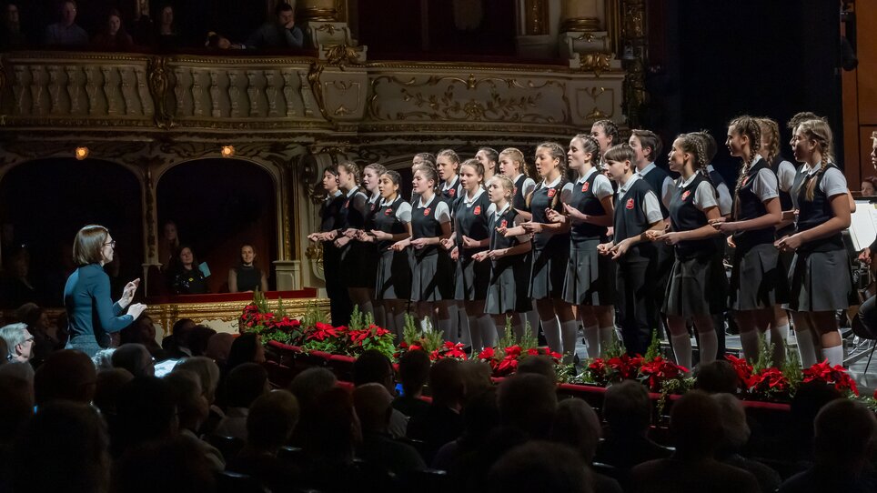 Stage of the opera with the choir singers of the singing school | © Oper-Graz-Oliver Wolf