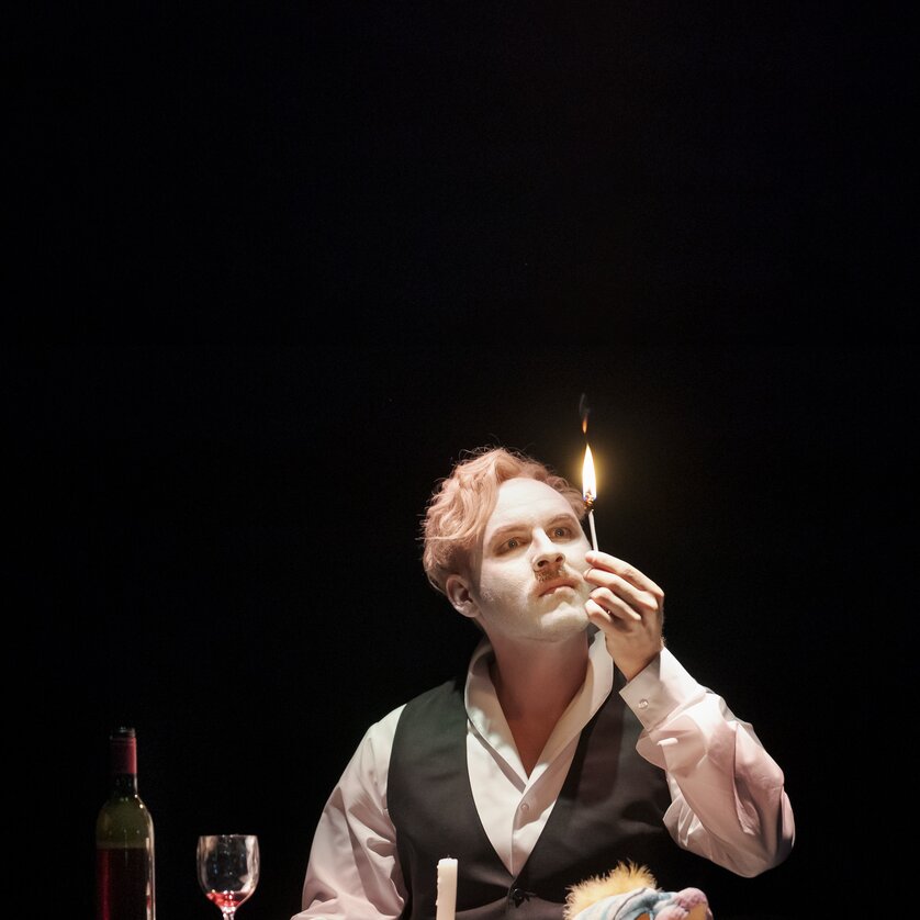Hoffmanns Erzählungen Matthias-Koziorowski
| © Oper Graz - Werner-Kmetitsch Ein Schauspieler mit weißem Gesicht, hält eine brennende Kerze während einer Darbietung. | © Oper Graz - Werner-Kmetitsch