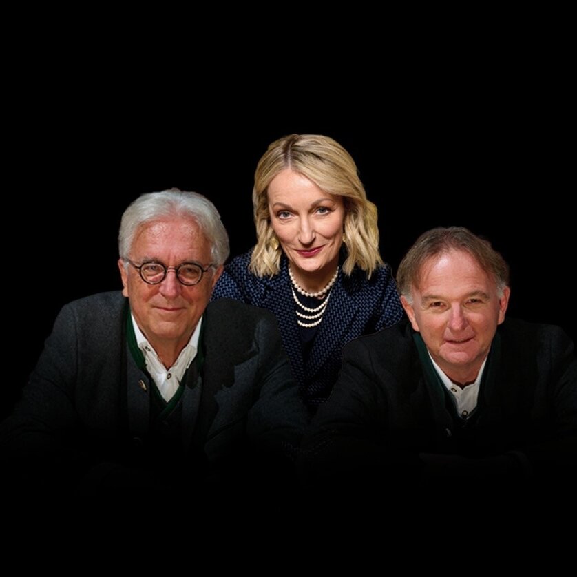 Opern auf Bayrisch | © Oper Graz Gerd Anthoff, Monika Gruber und Michael Lerchenberg vor schwarzem Hintergrund. | © Oper Graz