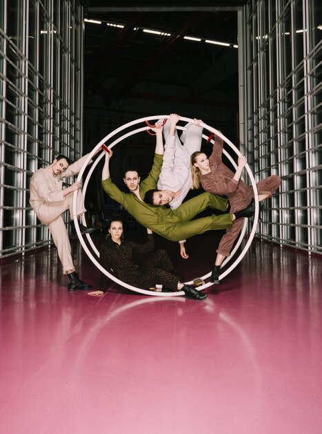 Five people creatively posing around a large hoop. | © Oper Graz  -Ingo Pertramer