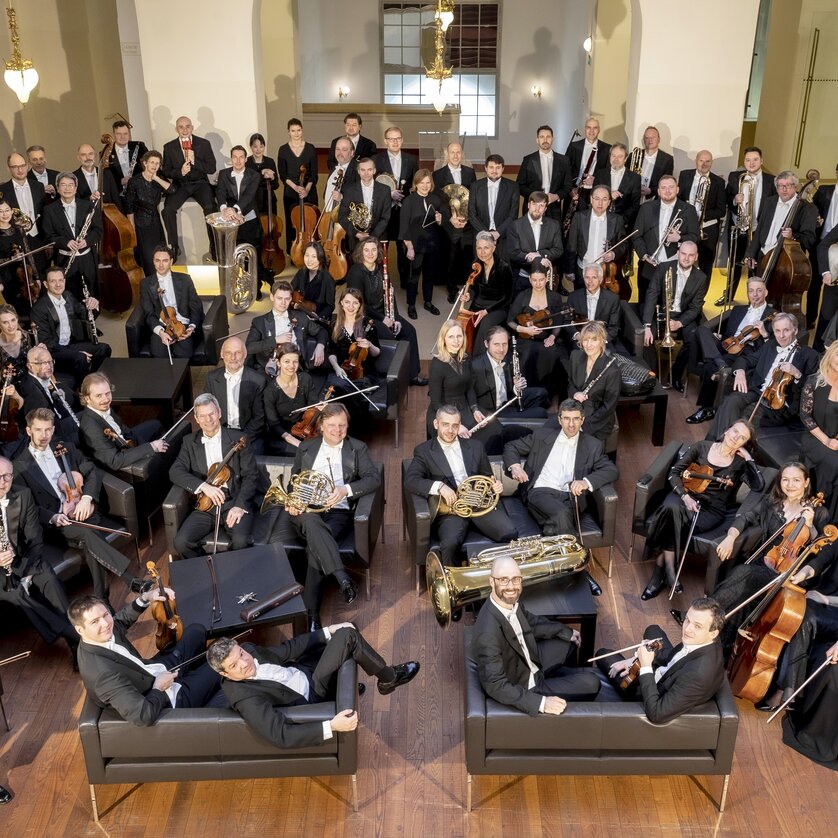 Group photo of the Graz Philharmonic Orchestra with instruments  | © Nikola Milatovic