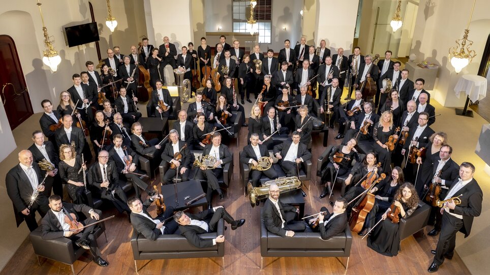 Gruppenfoto der Grazer Philharmoniker mit Instrumenten  | © Nikola Milatovic