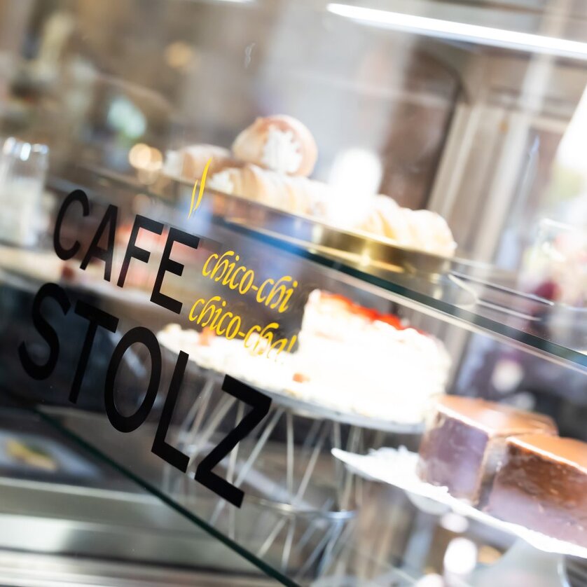 Kuchenvitrine des Café Stolz mit ausgewählten Torten und Gebäck. | © Oper Graz