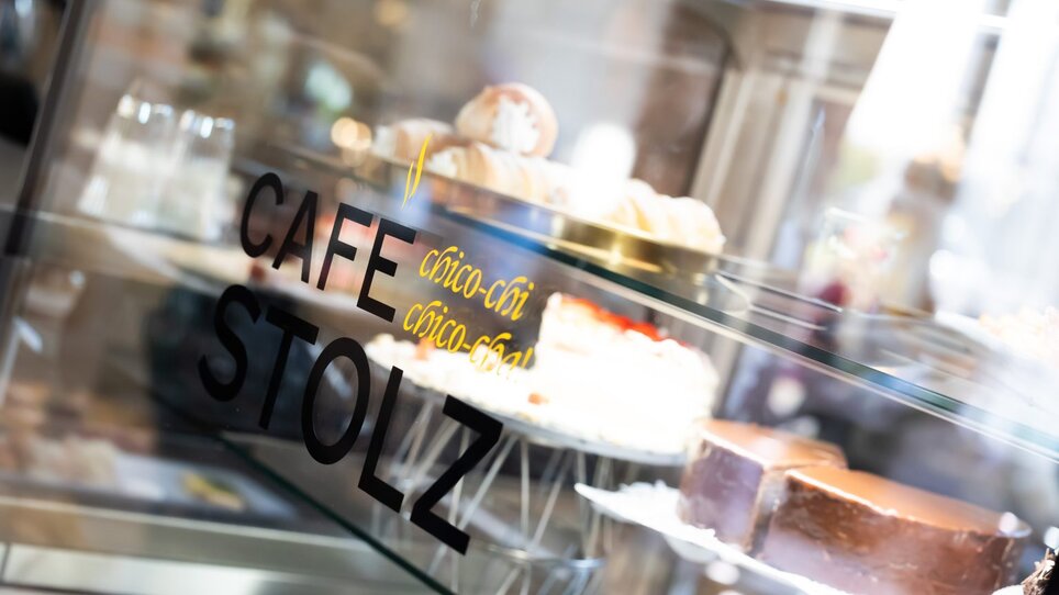 Kuchenvitrine des Café Stolz mit ausgewählten Torten und Gebäck. | © Oper Graz