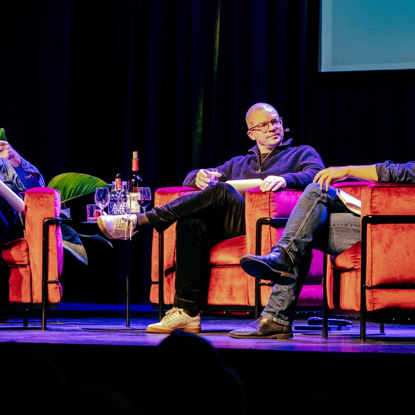 Drei Personen bei einer Diskussionsrunde sitzen auf einer Bühne. | © Jeremie Luke  - DIE ZEIT