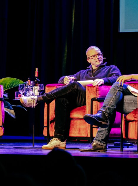 Drei Personen bei einer Diskussionsrunde sitzen auf einer Bühne. | © Jeremie Luke  - DIE ZEIT