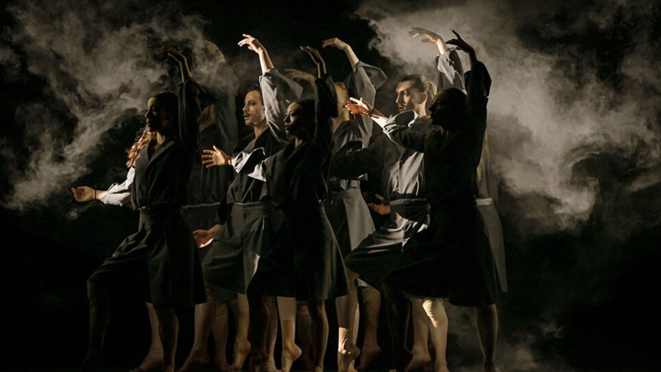 Dancers in dark clothing, enhanced by fog and shadows. | © Andreas J. Etter - Oper Graz