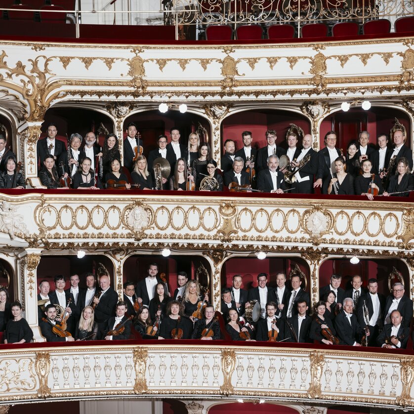 A large orchestra poses in an elegant theater. | © Marija-Kanizaj - Oper-Graz
