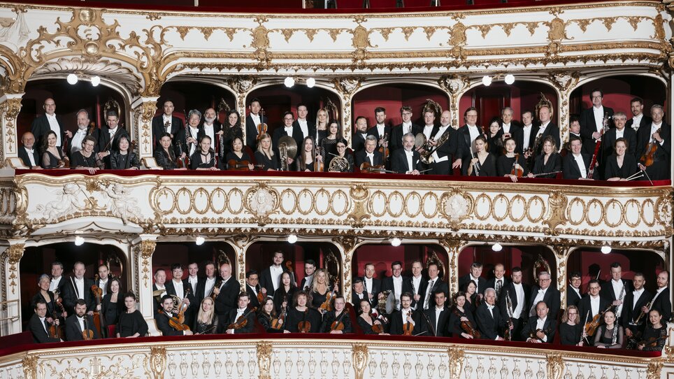 A large orchestra poses in an elegant theater. | © Marija-Kanizaj - Oper-Graz