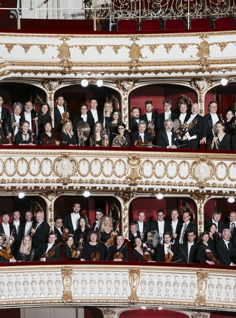 A large orchestra poses in an elegant theater. | © Marija-Kanizaj - Oper-Graz