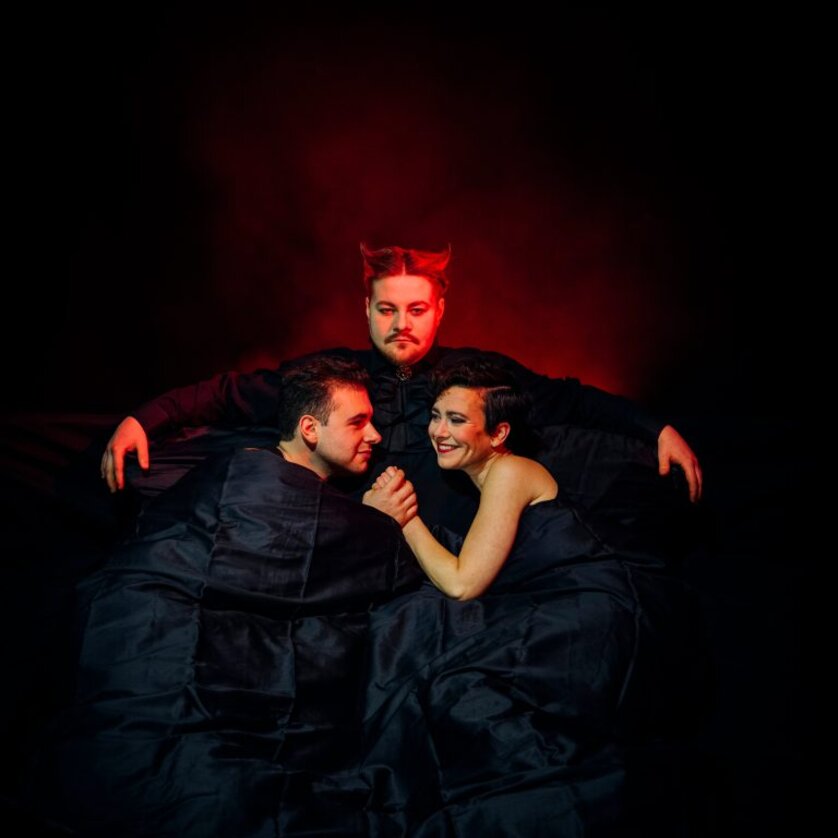 Three people in black blankets with dramatic lighting. | © Ingo Pertramer