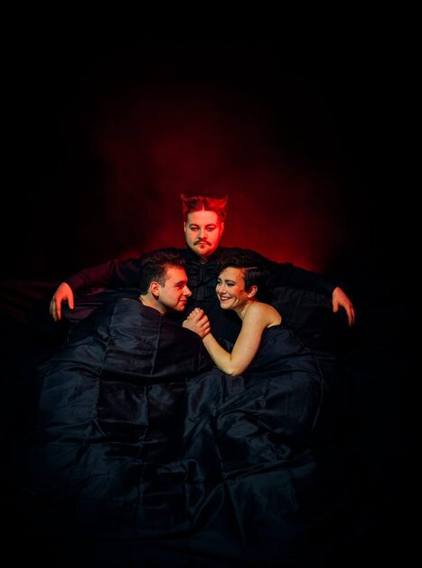 Tre persone in coperte nere con illuminazione drammatica. | © Ingo Pertramer