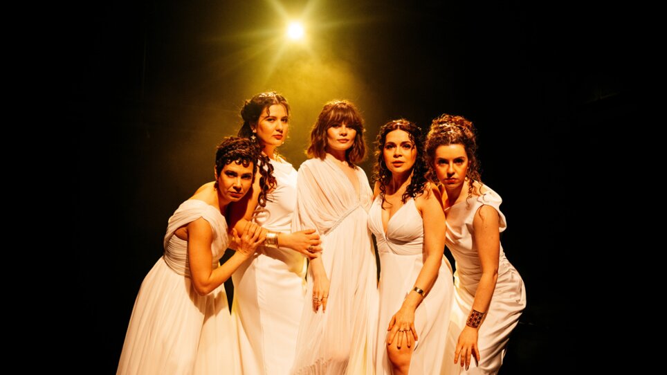 Cinque donne in abiti bianchi stanno in una luce drammatica. | © Ingo Pertramer - Oper Graz