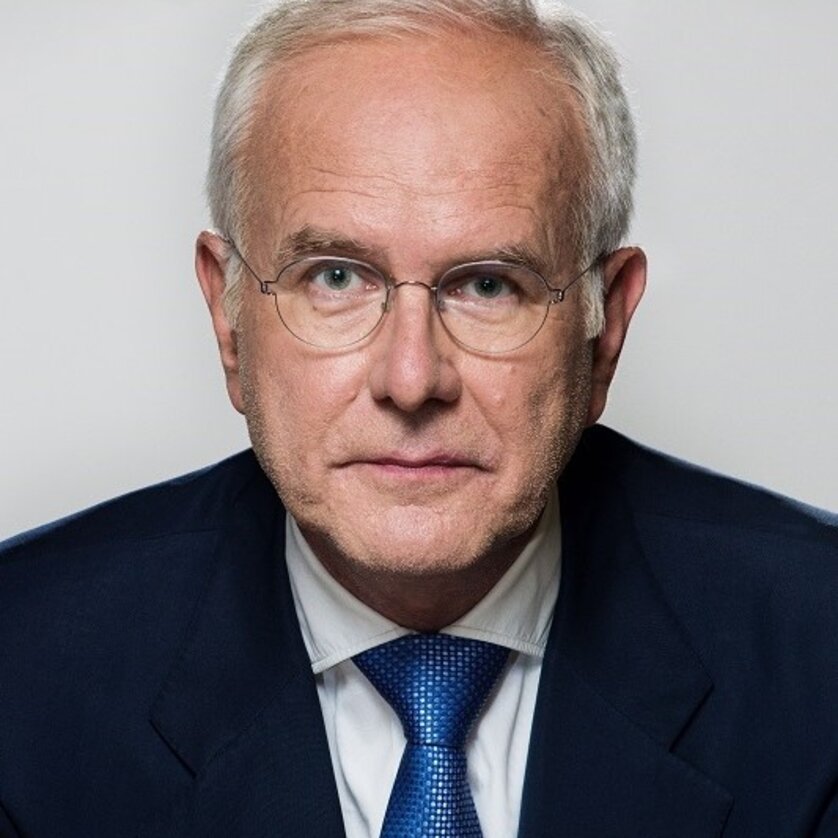 Harald-Schmidt in Anzug und Krawatte schaut direkt in die Kamera. | © Bjoern-Klein