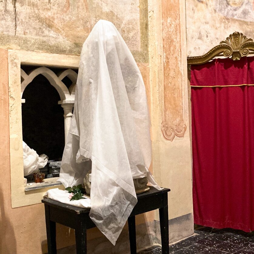 Der böse Geist Lumpazivagabundus | © Schauspielhaus Graz-Dominik Puhl Innenraum mit verhüllter Statue und rotem Vorhang | © Schauspielhaus Graz-Dominik Puhl