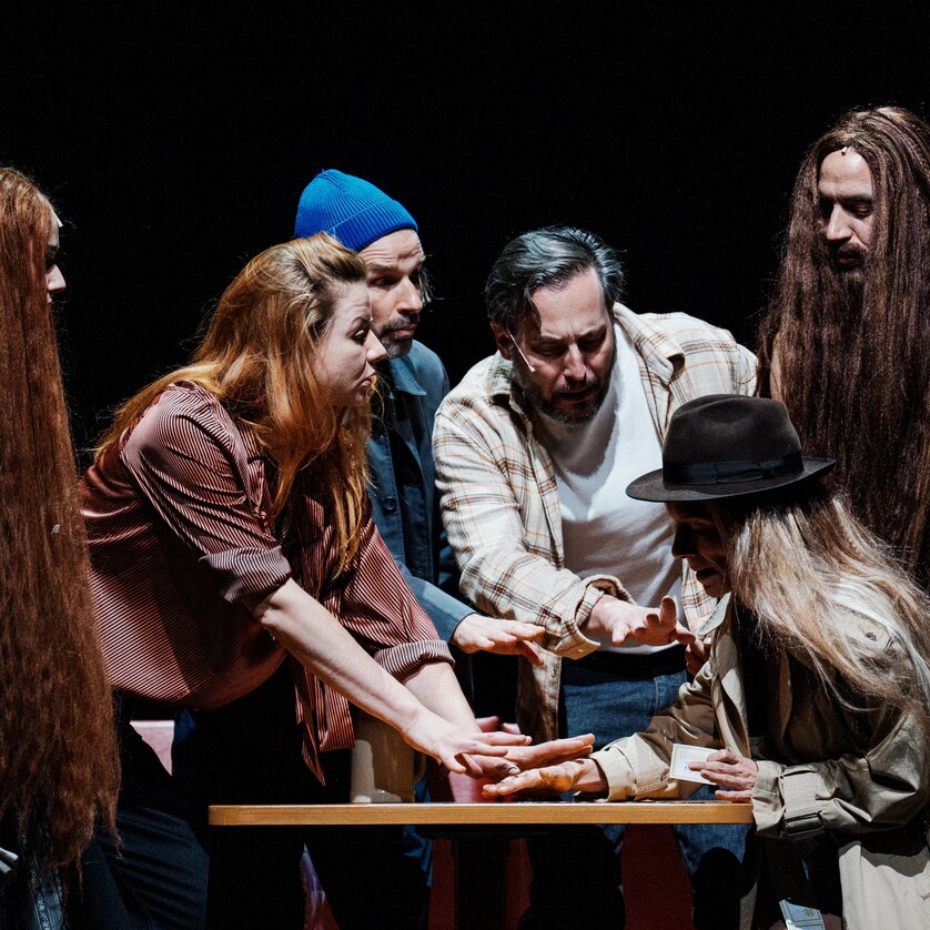 Der-boese-Geist-Lumpazivagabundus Ensemble | © Lex_Karelly Eine Szene mit Darstellern, die um einen Tisch versammelt sind. | © Lex_Karelly