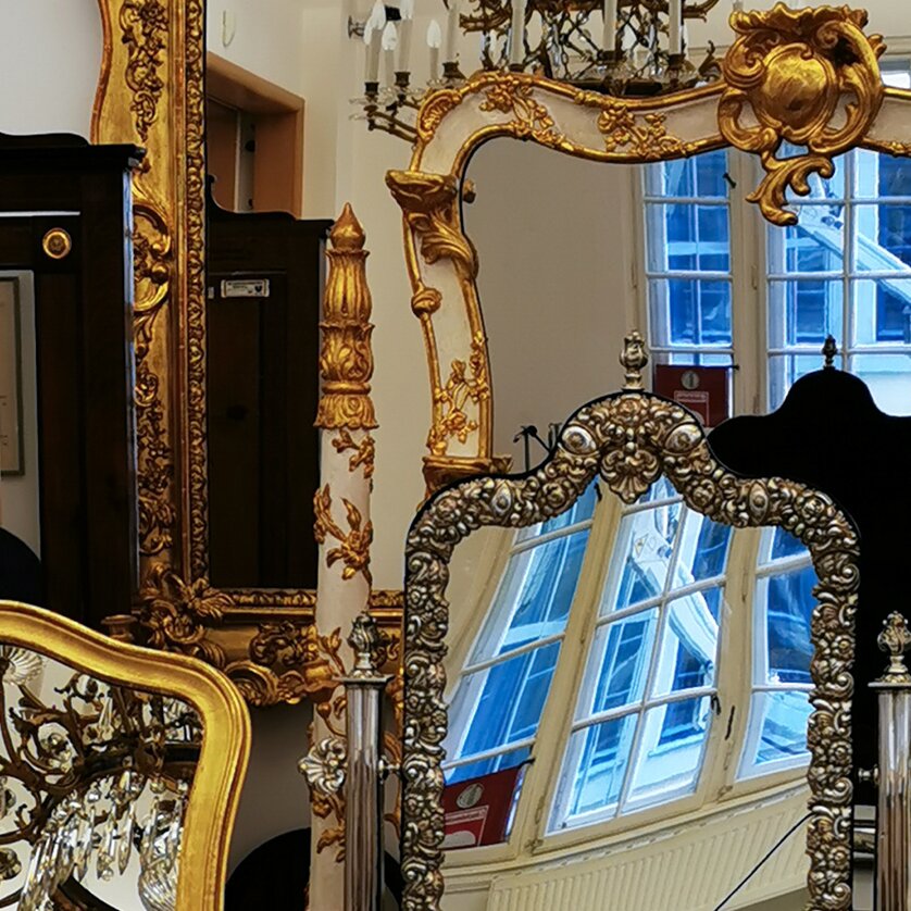Frühere Verhältnisse | © Irmgard Unger-Eisele Verschiedene dekorative Spiegel in einem Ausstellungsraum. | © Irmgard Unger-Eisele