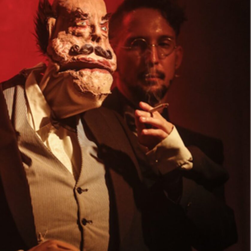 Nikolaus Habjan Der Herr Karl | © Barbara Palffy Ein Puppenspieler hält eine gruselige Maske und raucht. | © Barbara Palffy