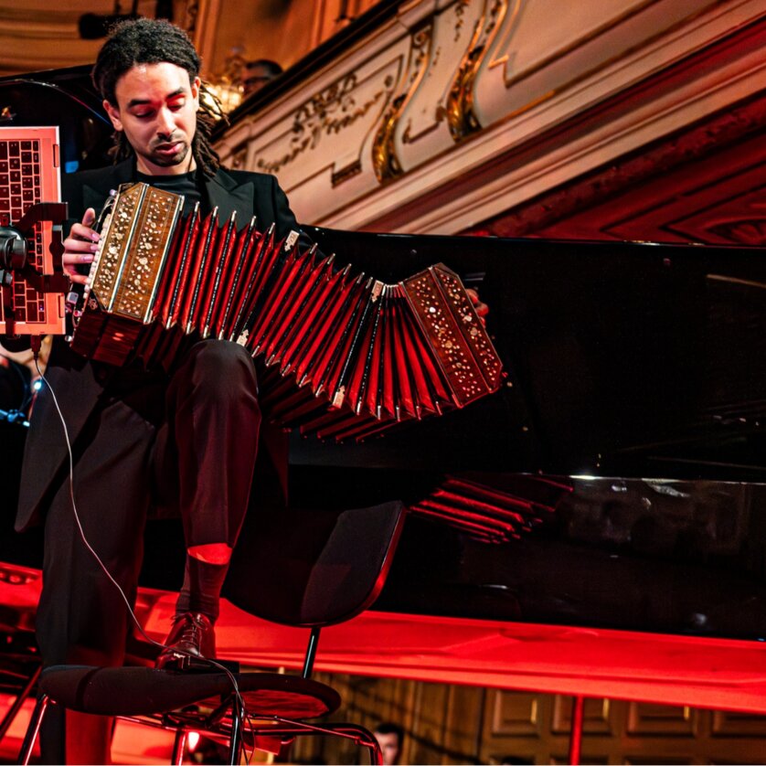 All that Jazz Tango Milonga | © Alexander Wenzel Ein Musiker spielt Bandoneon auf einer Bühne mit Piano im Hintergrund. | © Alexander Wenzel
