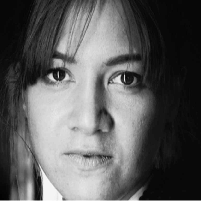 Schwarz-weiß Porträt einer Frau mit intensiven Blick. | © Marikel Lahana