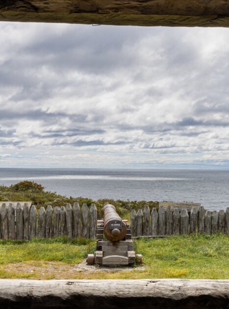 Panorama mit einer Kanone und Meer im Hintergrund. | © Irmgard Unger-Eisele -  Scroll durch dein Leben!