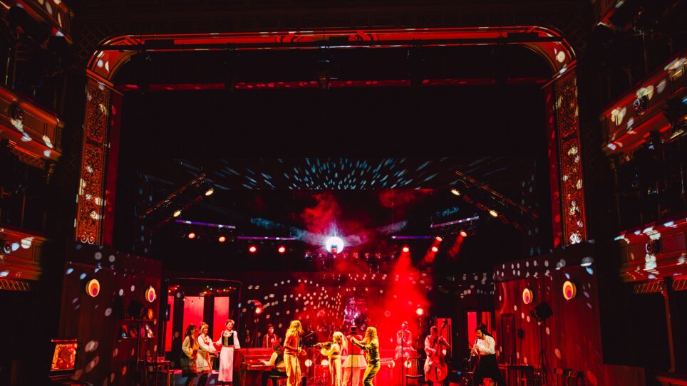 Bühne mit Schauspielern und stimmungsvoller Beleuchtung. | © Schausoielhaus Graz- Lex Karelly