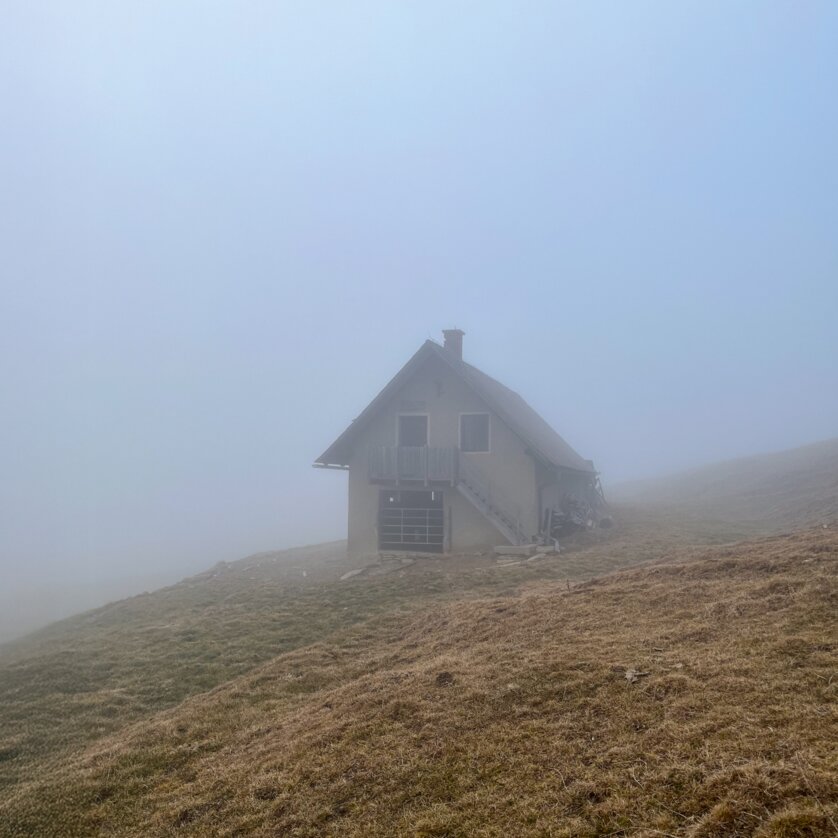 Ein einsames, verlassenes Haus umgeben von dichtem Nebel. | © Antonia Harborth - Scroll durch dein Leben!