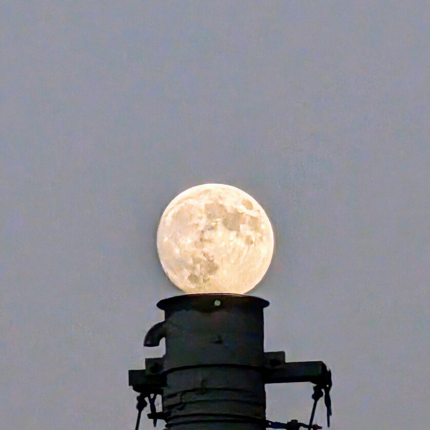 Der Mond erscheint wie eine leuchtende Kugel über einem Turm. | © Ines Pamperl -  Scroll durch dein Leben!
